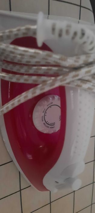 ferro de engomar e suporte