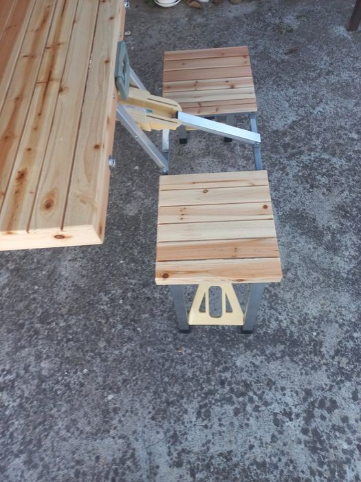 Mesa com bancos em pinho desdobrável campismo 85x72cm