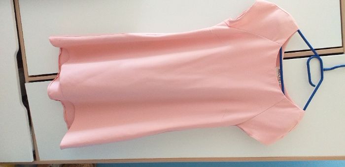 Letnia sukienka brzoskwiniowa