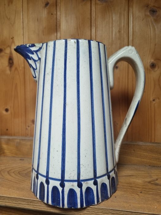 Jarro e canecas antigos para servir vinho