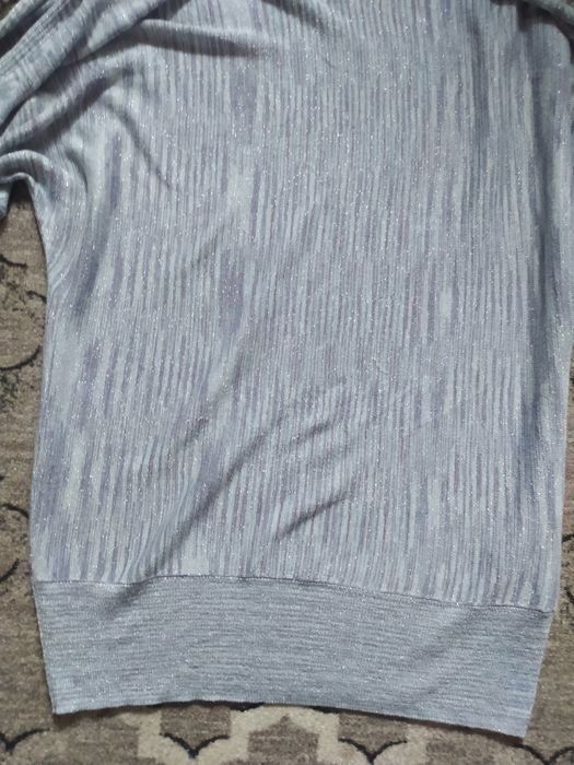 Sweter z ozdobnym rozcięciem na rękawie M&Co srebrny
