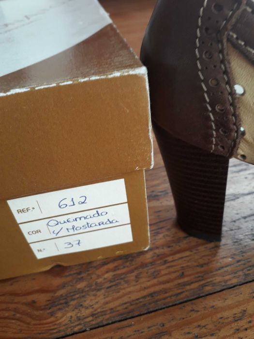 Sapatos em pele com muito pouco uso