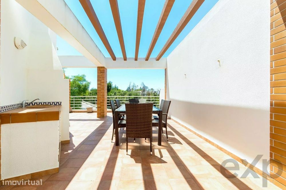 T2 mobilado com terraço e estacionamento no centro de Cabanas de Tavir