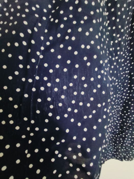 Granatowa spódnica midi w grochy