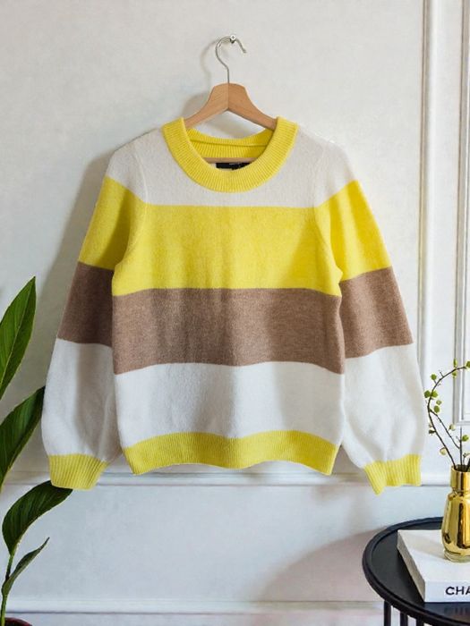 Pastelowy sweter w paski bufiaste rękawy na wiosnę coquette