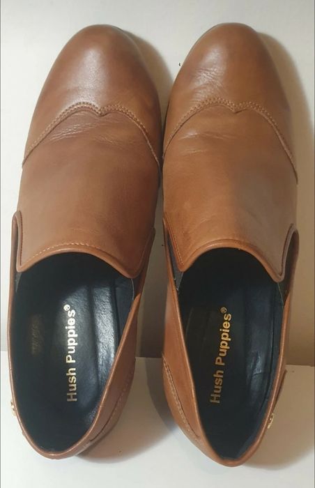 Sapato clássico em pele Hush Puppies em ótimo estado.