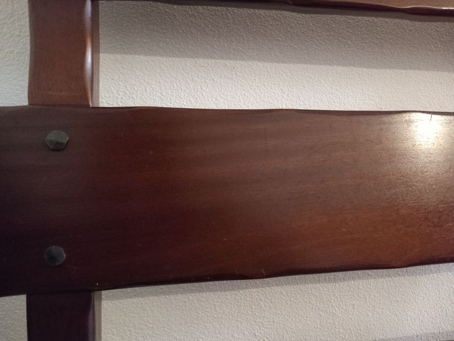 Cama de corpo e meio, em Madeira maciça