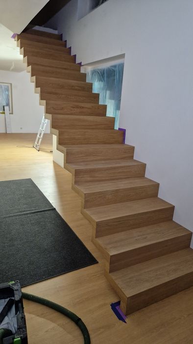 Schody dywanowe jesionowe samonośne dębowe