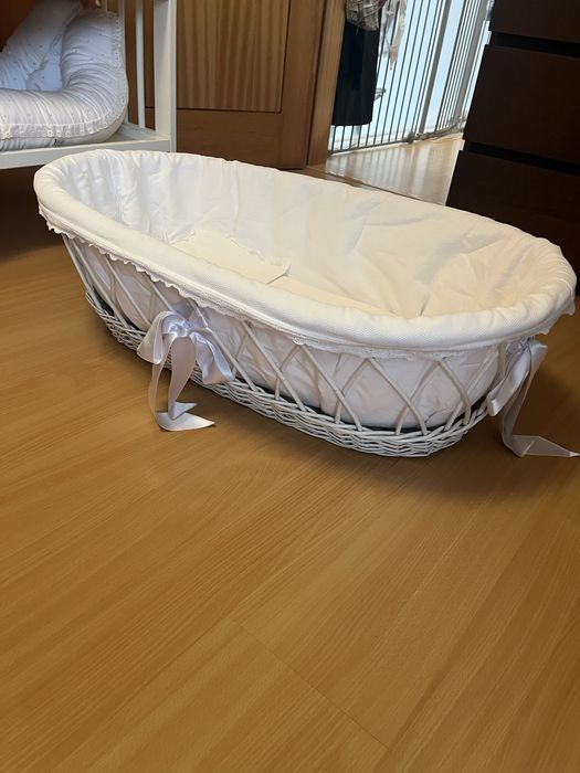 Cesta em verga branca para bebé dm bom estado