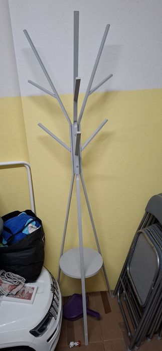 Cabide de metal cinzento