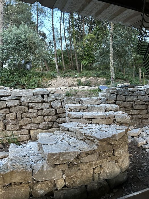 Muros em pedra e jardinagem