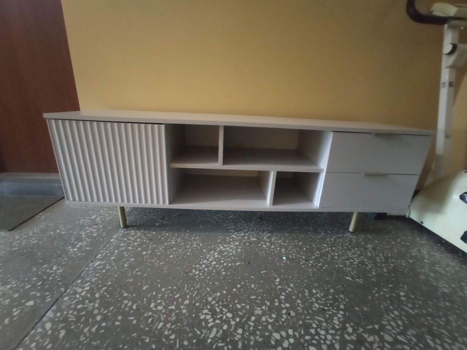 Szafka po telewizor a kolorze kaszmirowym.