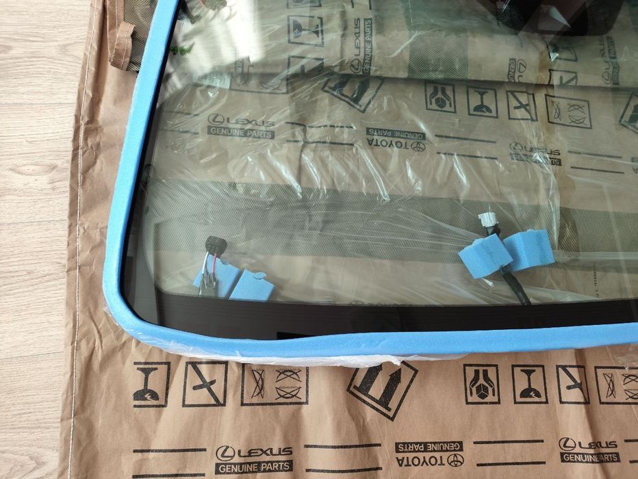 Скло лобове (вітрове) Toyota Land Cruiser 200