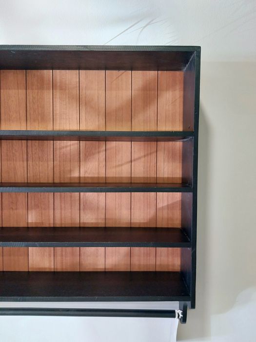 Móvel para canecas em madeira