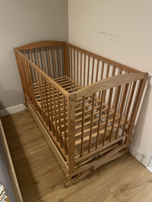 Drewniane łóżeczko dziecięce 120x60 z funkcją bujania / kołyska