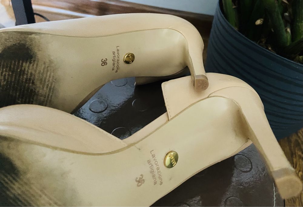 Szpilki Prima Moda rozmiar 36 beżowe, kremowe