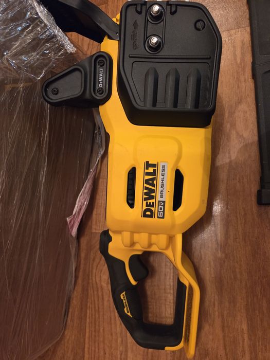 Ланцюгова пила DeWALT DCCS672  під ремонт
