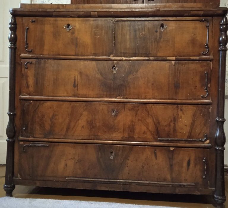 Большой антикварный комод