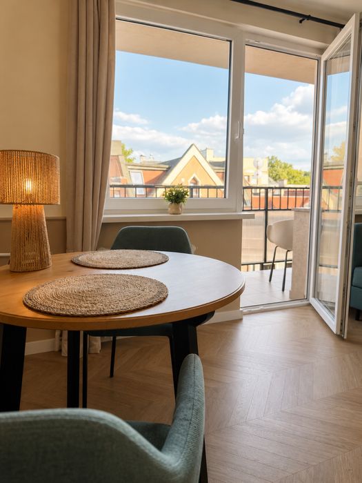 Świeżo Wyremontowana  Kawalerka 25,5 m² | BALKON 7 m² | PARKING ZA SZLABANEM |  – ŚCISŁE CENTRUM JELENIEJ GÓRY