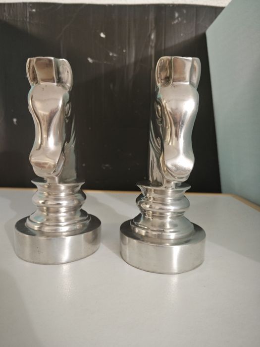 Cavalos em estanho porta livros