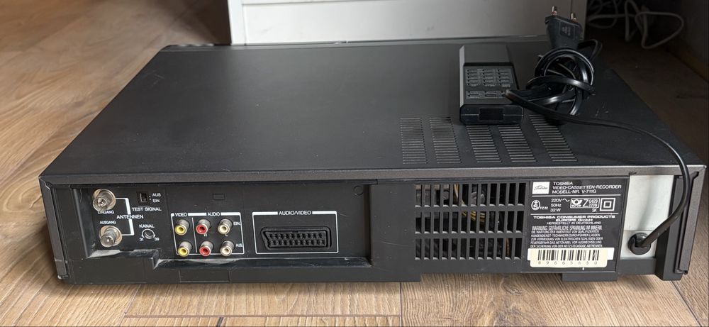 Magnetowid analogowy VHS v-711g z pilotem. Super stan