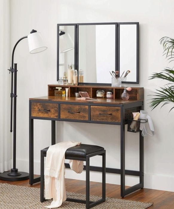 Toaletka rustykalna z lustrem i stołkiem.