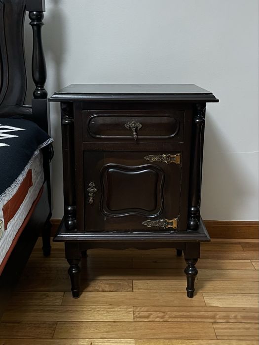 Mobília de quarto (cama, armário, cómoda, espelho, duas mesinhas)