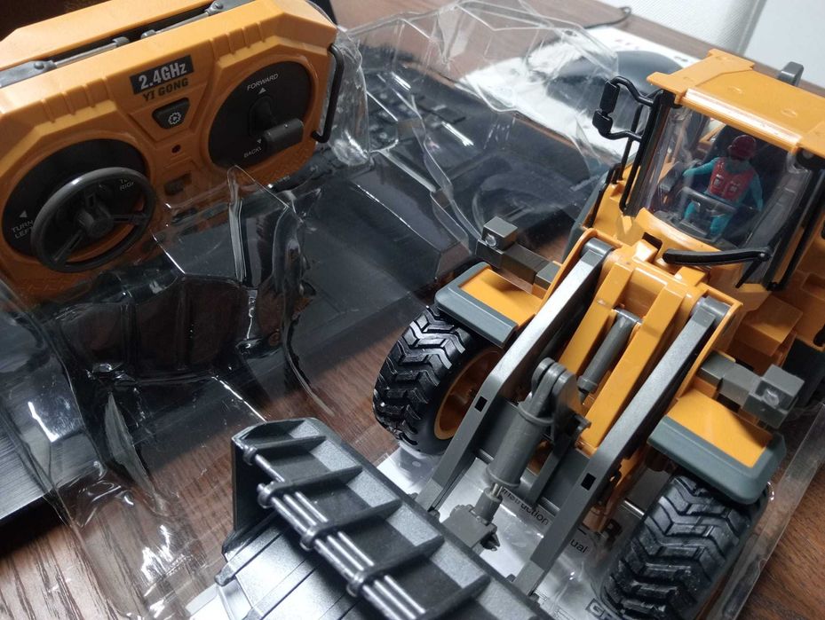 Escavadora R/C 9 Canais YI GONG BC1057 – NOVA (2 Baterias)