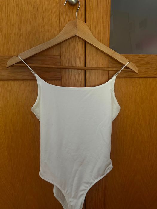 Body branco com alças elásticas