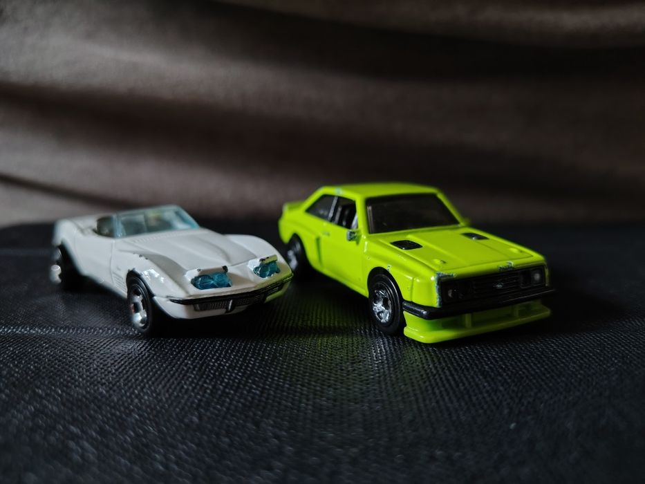 Лот машинок Hotwheels : 72 Stingray Convertible ;Ford Escort RS2000 .