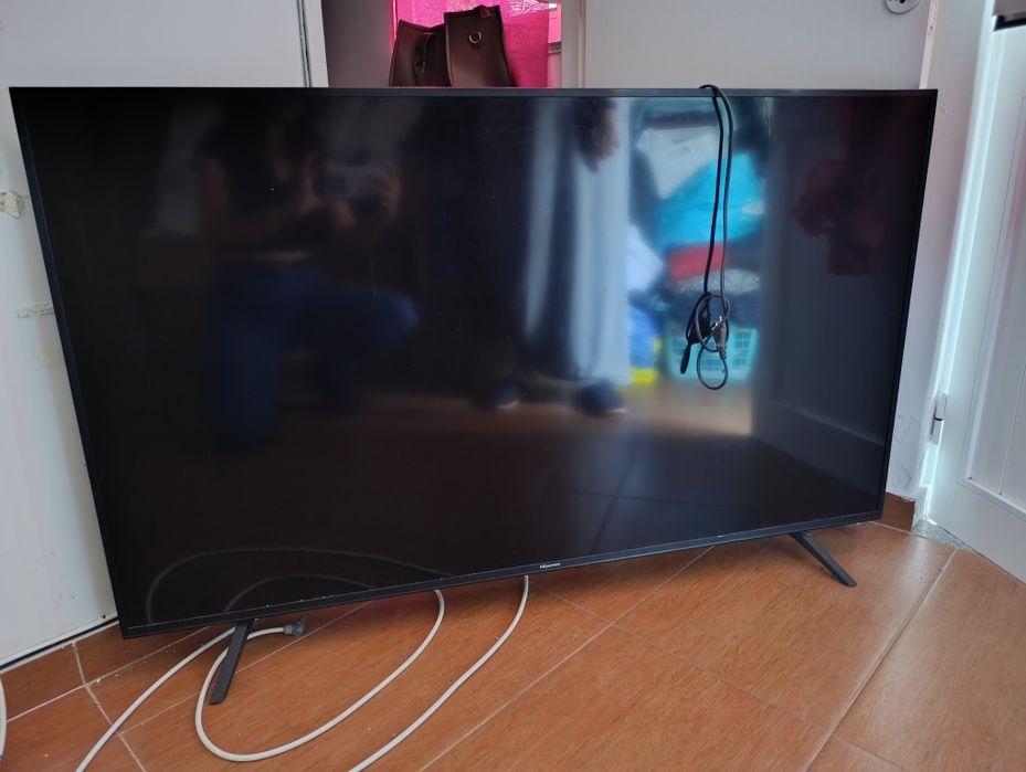 Hisense com ecrã com linhas, ideal para peças ou reparação