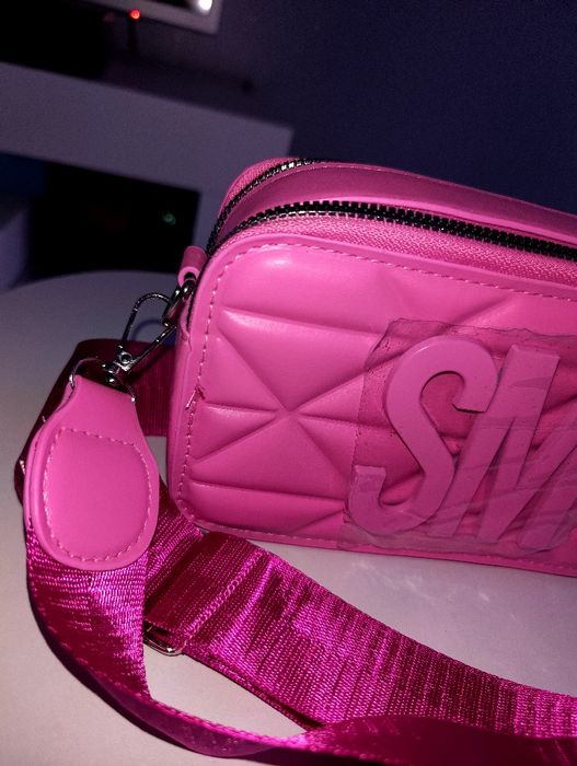 Różowa mała torebka pikowana SM na szerokim pasku