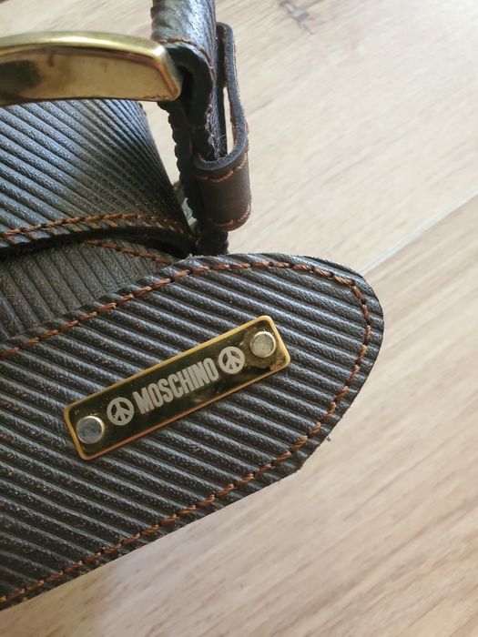 Ремені бренду Dsquared2 та Moschino