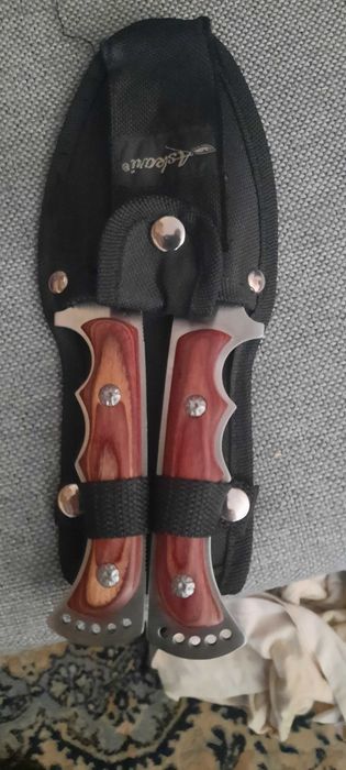 Noże Askari. W futerale.