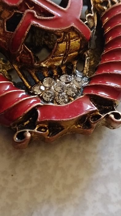 Медальон медный с позолотой и камнями.