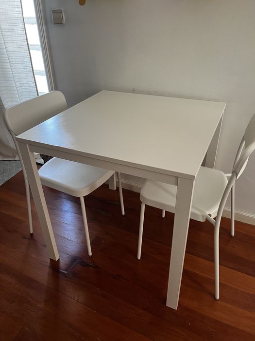 Mesa com duas cadeiras para vender