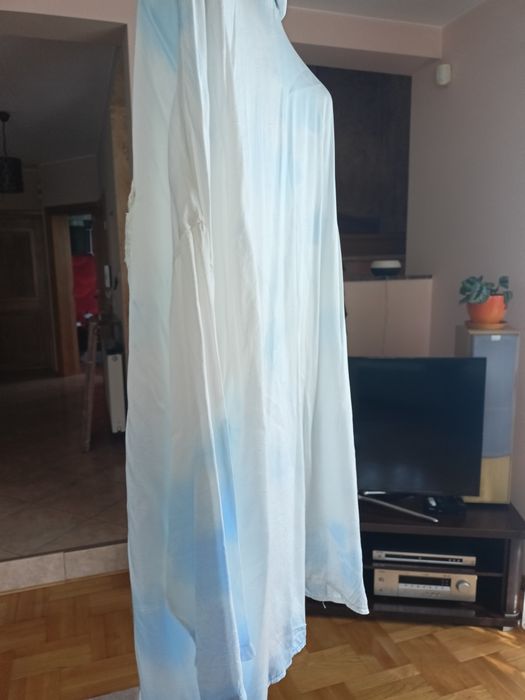 Sprzedam włoską, białą w błękitne obłoczki koszulę