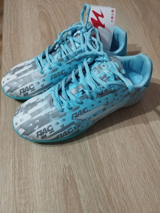 Нові кросівки, сороконіжки 35 р.