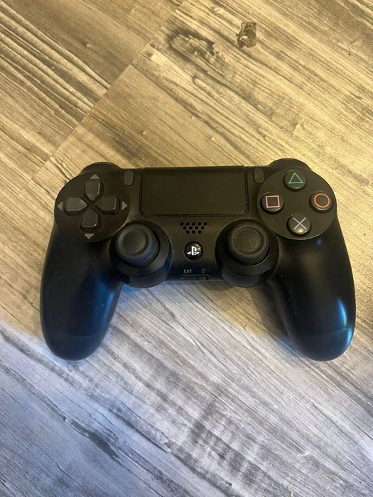 Konsola PlayStation 4 Pro 1Tb plus dwa pady