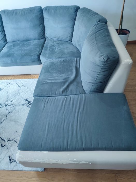 Sofá de canto cinza e branco creme