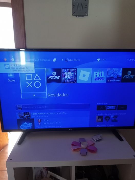 PlayStation 4 1TB com dois comandos