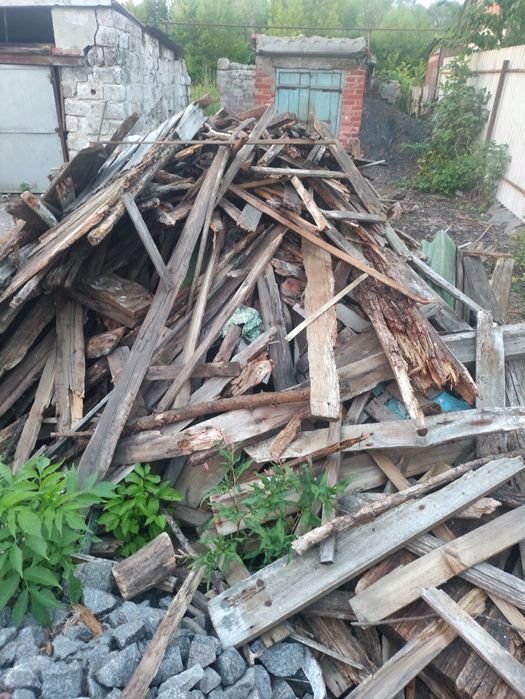 Дрова зпиляні дерева свіжі, обрізки, доски