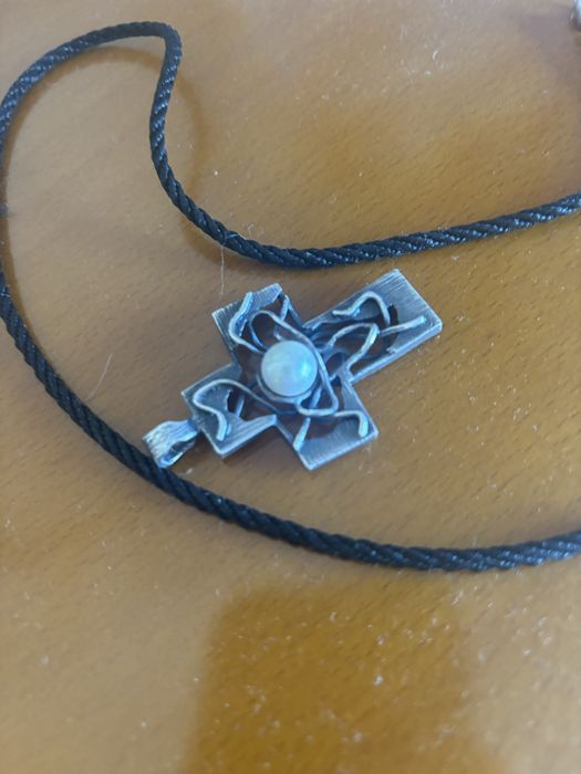 Crucifixo em prata e dois pares de brincos peata de lei