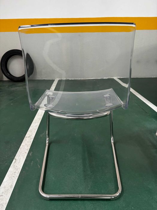 Cadeira de Sala, com estrura de pés em metal e assento em acrílico transparente, em muito bom estado.