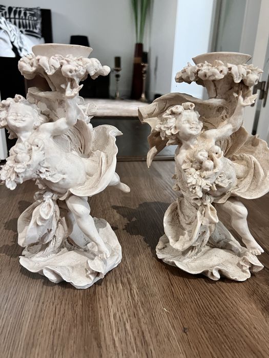 Castiçal em tom marfim.Impecaveis.