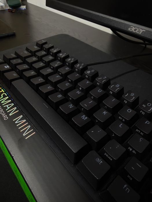 Mesa e cadeira e periféricos e monitor