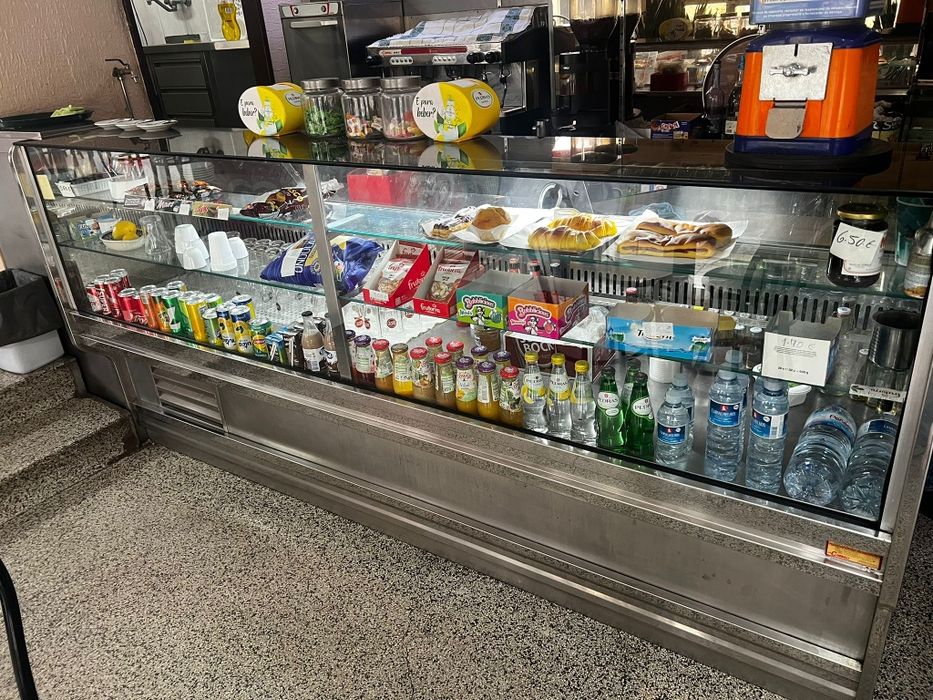 Vitrine refrigerada com frigorífico