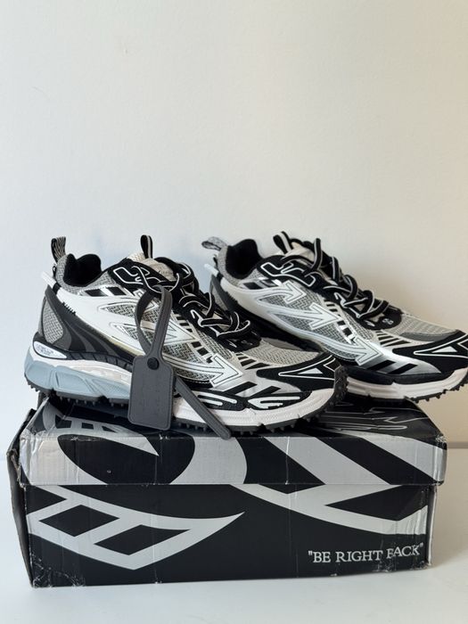 Чорні кросівки Off-White Be Right Back із сірими вставками та фірмовою масивною підошвою.