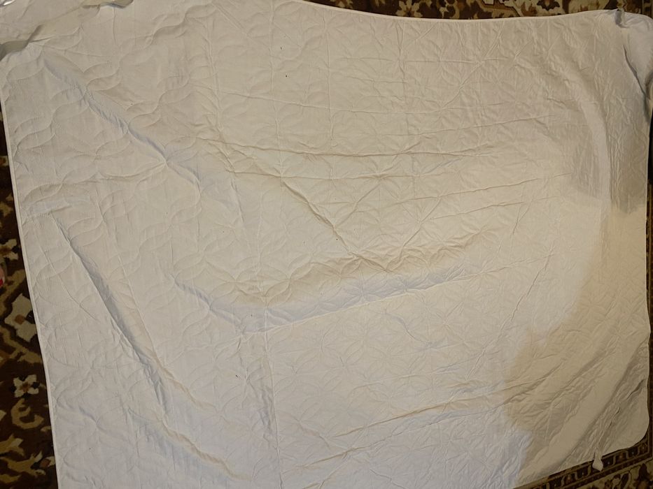 Покрывала большую кровать и наматрасник