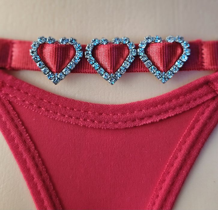 Seksowne stringi damskie z serduszkami.